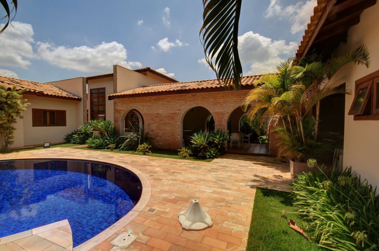 CASA 1.674m², 4 Suítes, 6 Vagas com Vista para o Lago na Fazenda Alvorada