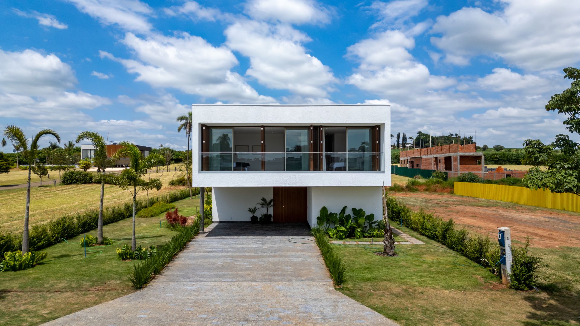 CASA 1000m², 5 Suítes e 4 Vagas assinada pelo escritório Sabella Arquitetura na Fazenda Alvorada