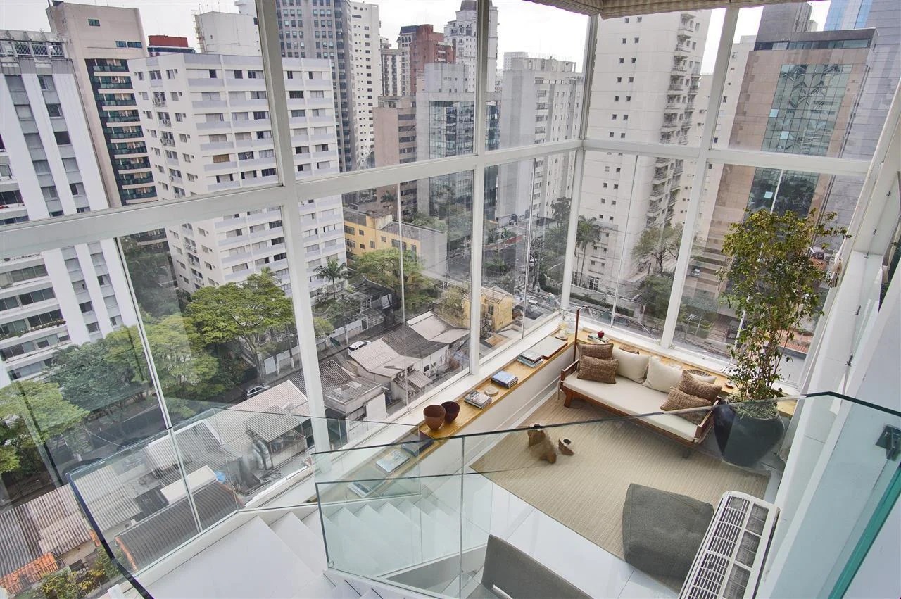 Elegância em Cada Detalhe — Cobertura no Itaim com Banheira Vitoriana e Jardim de Inverno