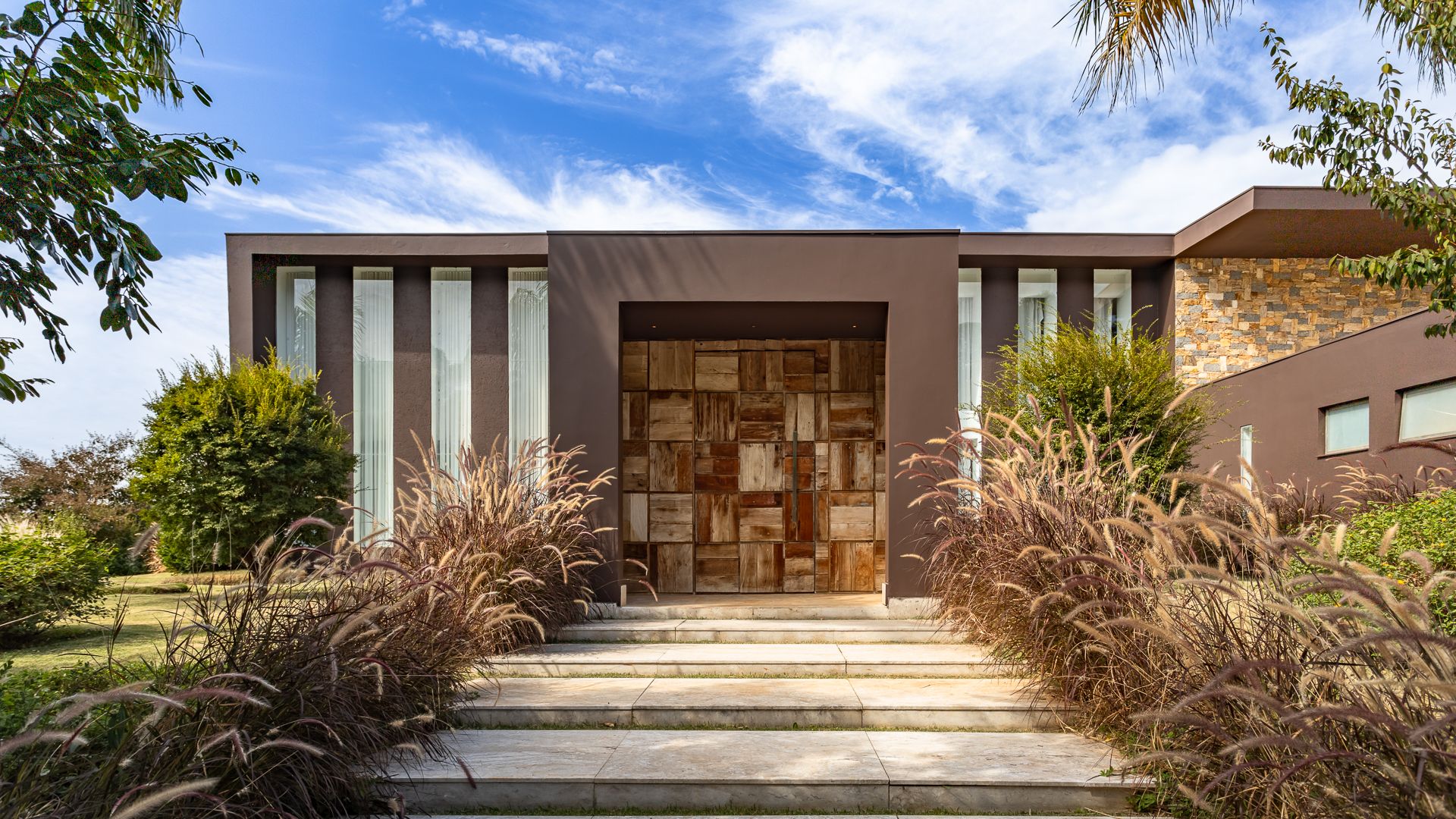 CASA 2569m², 5 Suítes, 10 Vagas com Vista com Fachada em Aço Corten na Fazenda Boa Vista