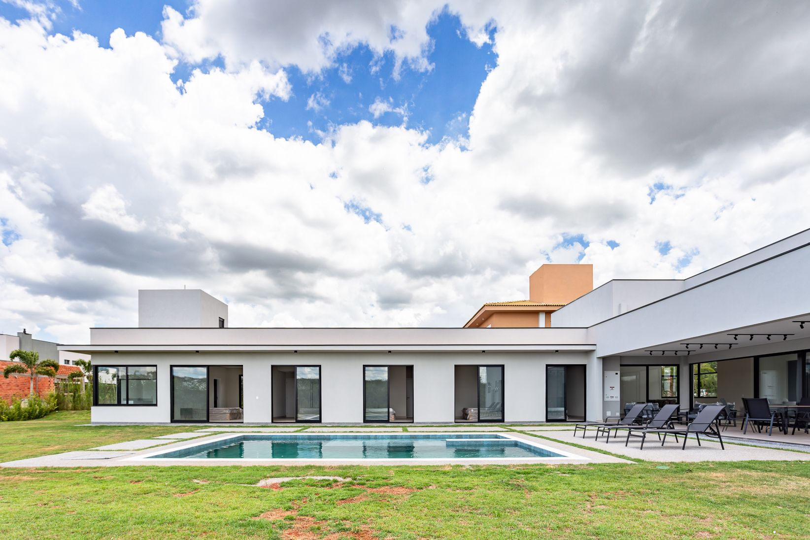 CASA 1482m², 5 Suítes e 4 Vagas na Fazenda Alvorada