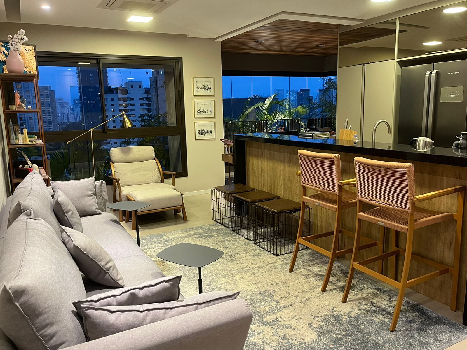 APARTAMENTO MOBILIADO 83m² 2 Suítes e 2 vagas no coração da Vila Olimpia