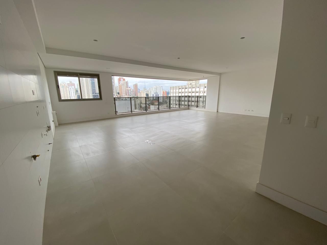 APARTAMENTO 222m², recém entregue com projeto de interiores aprovado, 4 suítes e 5 vagas