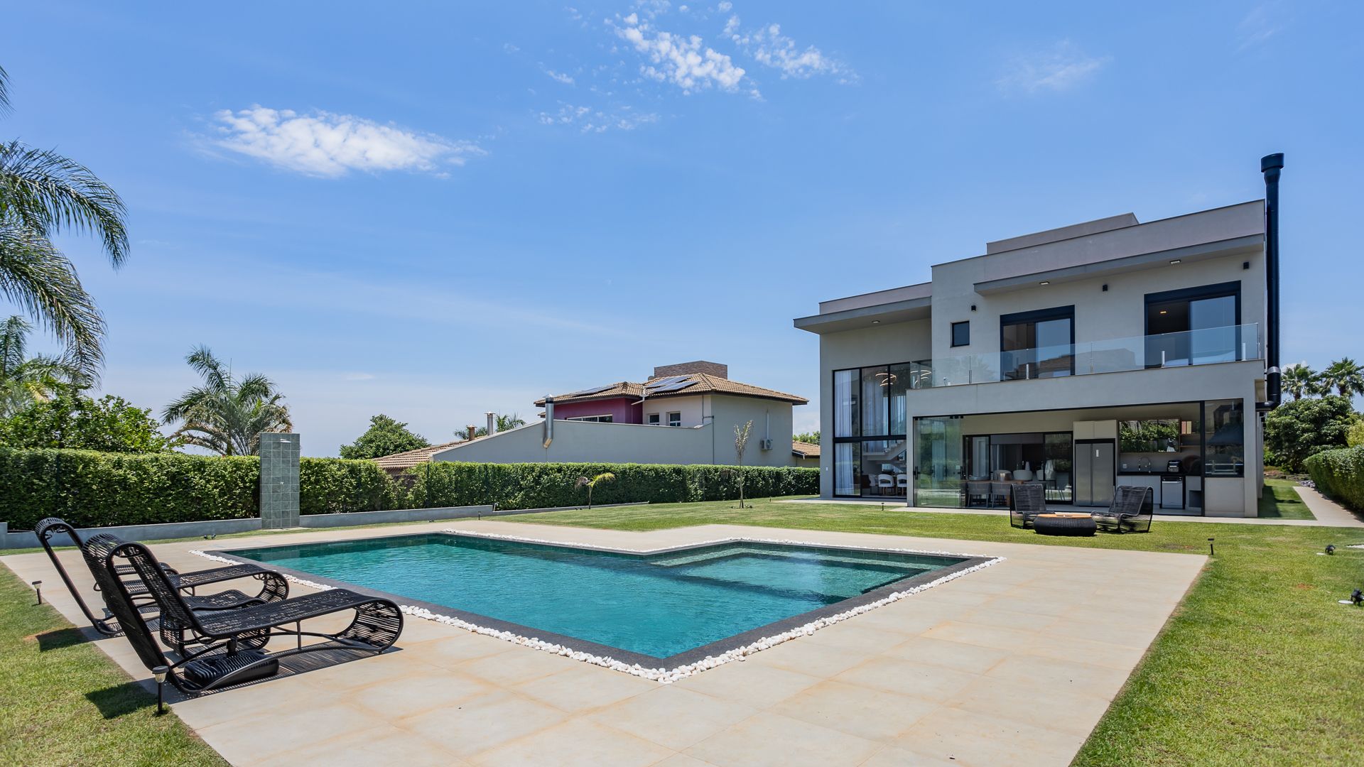 CASA 1000m², 4 Suítes e 6 Vagas com Jardim Extenso na Fazenda Alvorada