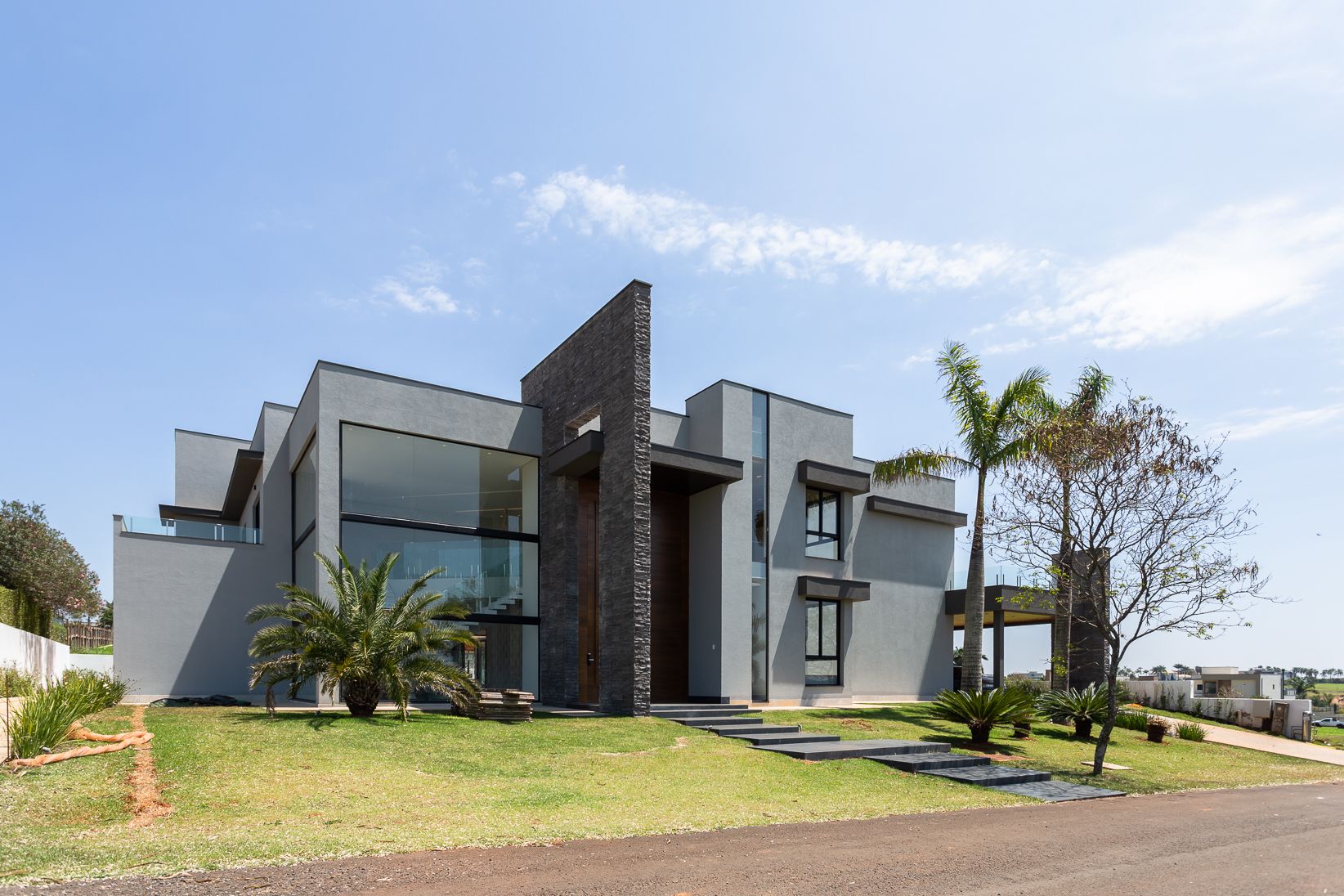 CASA 2000m² 5 Suítes e 6 vagas com Pé Direito Duplo na Fazenda Alvorada