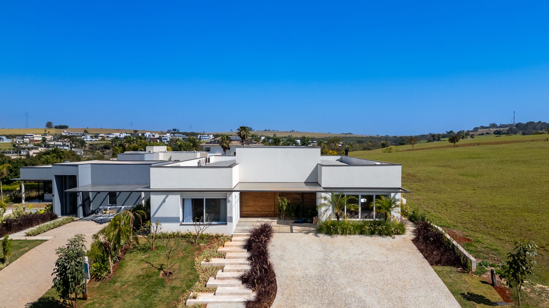 CASA 1000m², 5 Suítes e 6 Vagas próxima ao Clube e ao Restaurante na Fazenda Alvorada