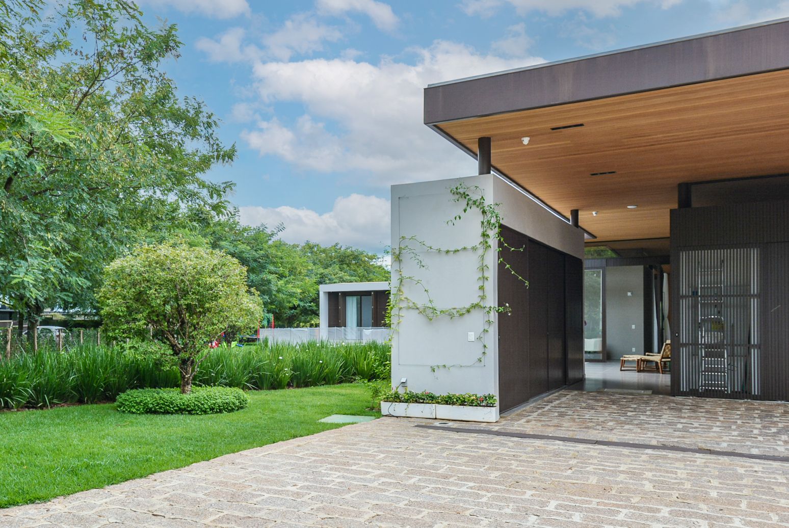 CASA 2010m², 5 Suítes e 5 Vagas Próxima ao Circuito do Triathlon na Fazenda Boa Vista