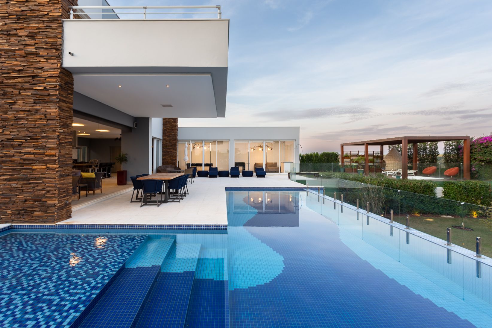 CASA 2000m², 5 Suítes e 6 Vagas, Piscina com Borda Infinita na Fazenda Alvorada